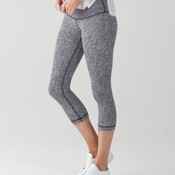Like New Lululemon Wunder under crop leggings - Picture 1 of 5